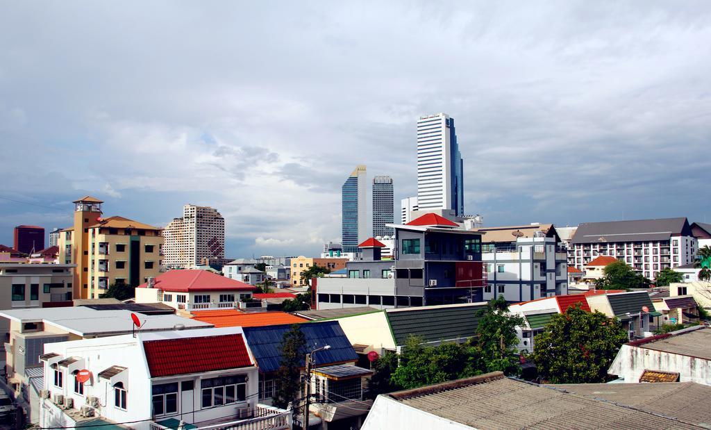 Tree Hostel Bangkok Bagian luar foto